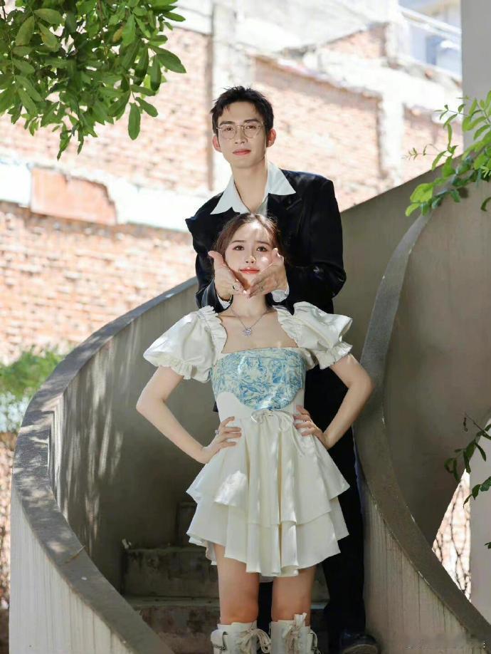 #虞书欣 内娱cp合照# 虞书欣的合照天赋在与内娱CP的合影中发挥得恰到好处，张