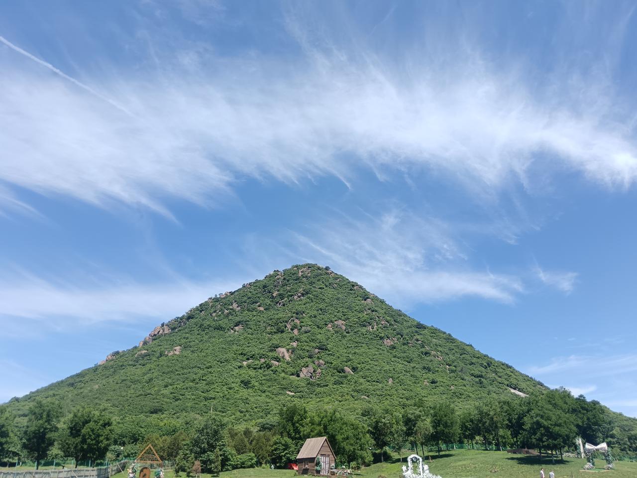 空山不见人，但闻人语响。
返景入深林，复照青苔上。唐/王维