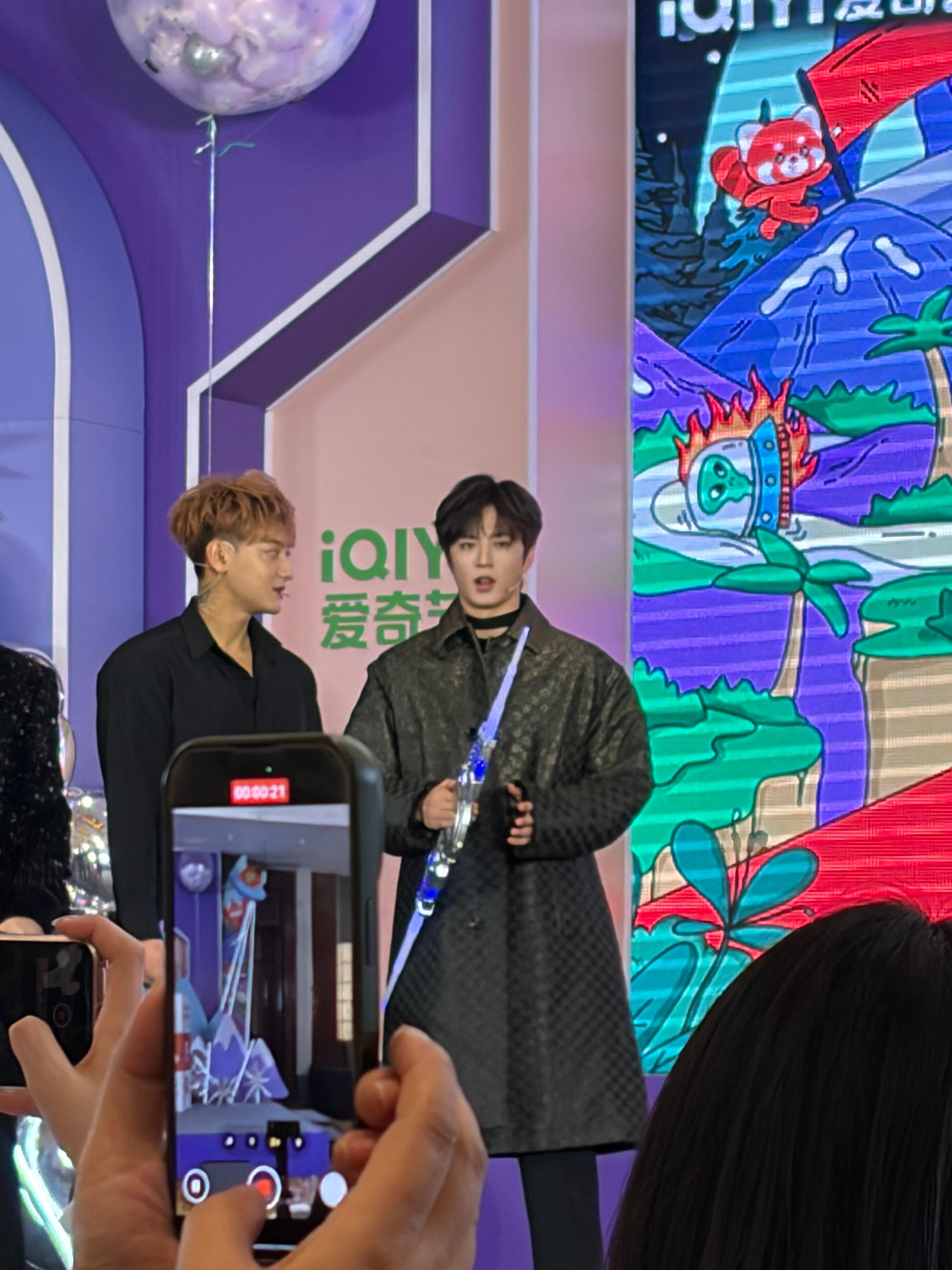 原相机下的刘耀文到底多帅、、肩膀有多宽、宇宙闪烁请注意