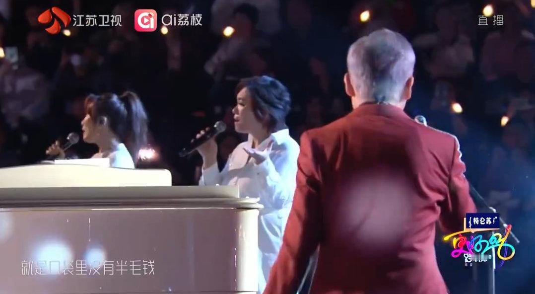 罗大佑的童年听哭了江苏卫视跨年 江苏卫视太会了！罗大佑《童年》舞台，回忆与情怀双