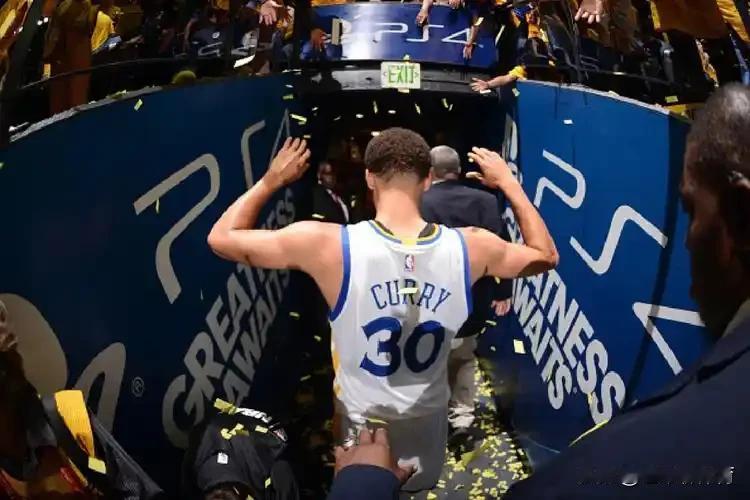 其实巴特勒的赛季报销，对库里来说反而是种解脱！
虽然勇士队为库里找来了巴特勒，但