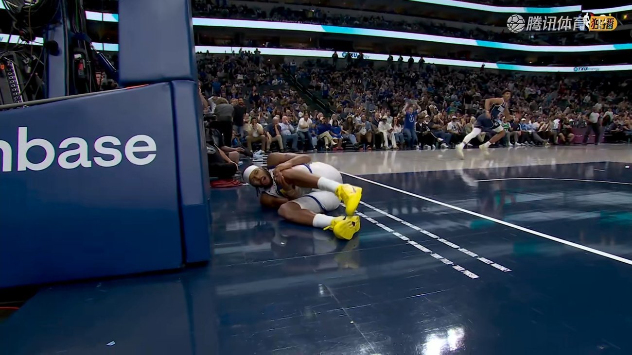 慎点！穆迪无对抗下膝盖受伤！看着有点严重。穆迪坐上担架提前退场勇士vs独行侠