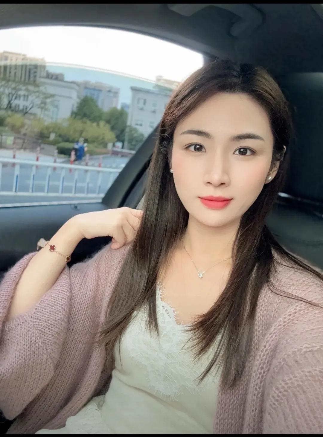在那个繁华的都市，张伟，一个普通的IT工程师，年过三十，仍孤身一人。他不是没有尝