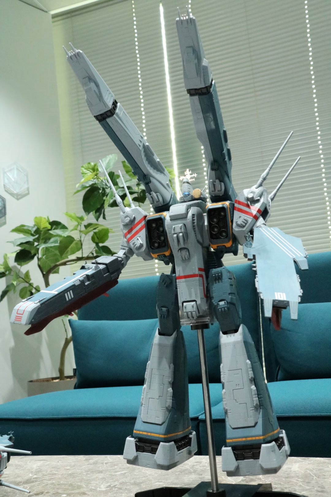 BANDAI 项目负责人 木村禎成先生 展示DX超合金 1/2000 TV版《超