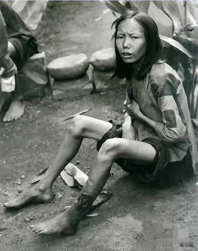 1942年的河南开封，有一幕场景让人揪心不已。一位十七八岁的姑娘在逃难路上，因为