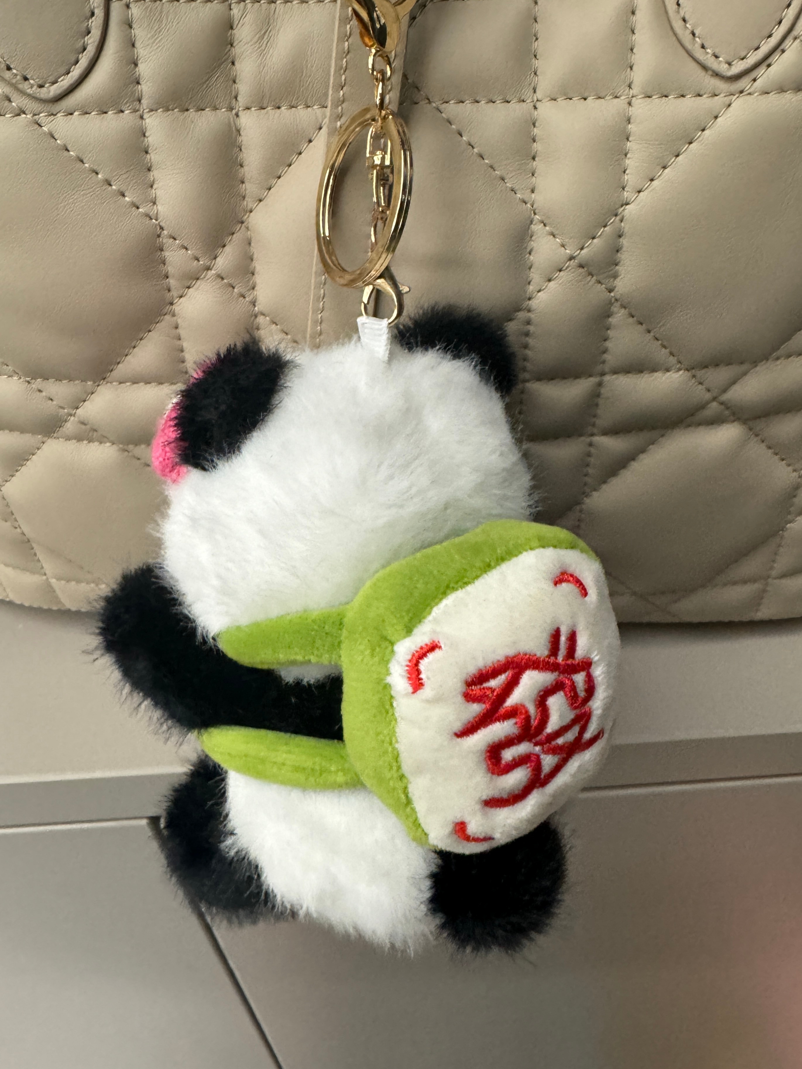 昨晚我姐下班路上发微信说给我买了个小熊猫 今天下播找吃的才看到包包上多了个小熊猫