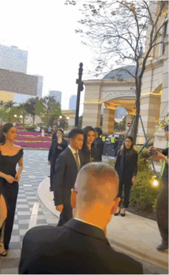 3月23号澳门范思哲酒店开幕，奚梦瑶夫妇和妹妹何超欣再次亮相走红毯。三人都穿了深