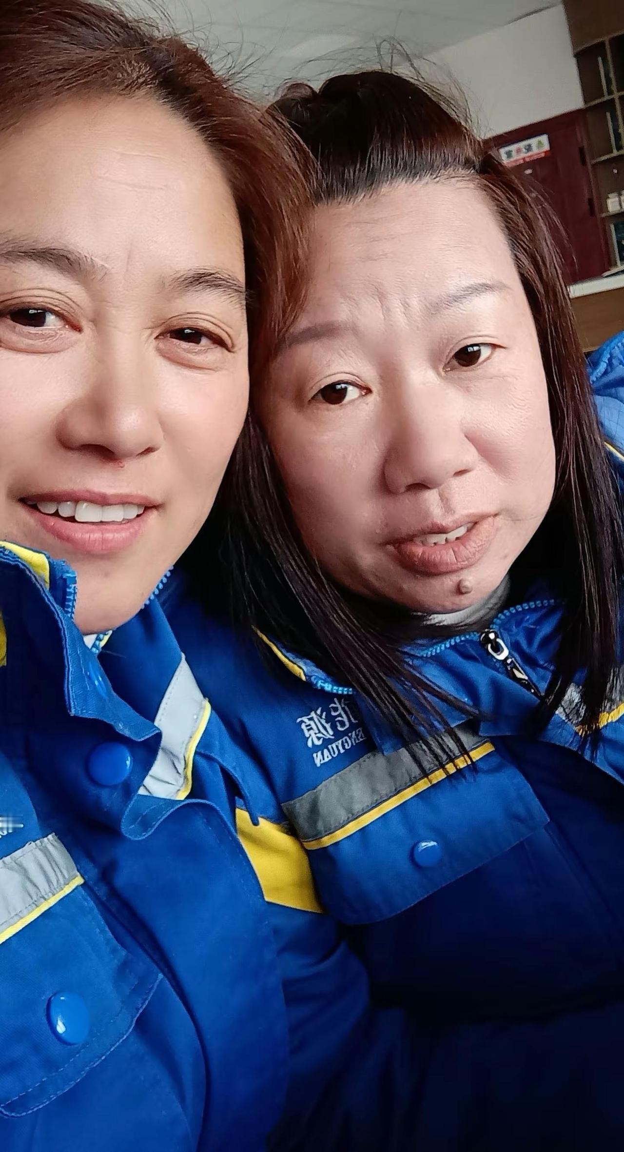 看看我们两个长得像不像。