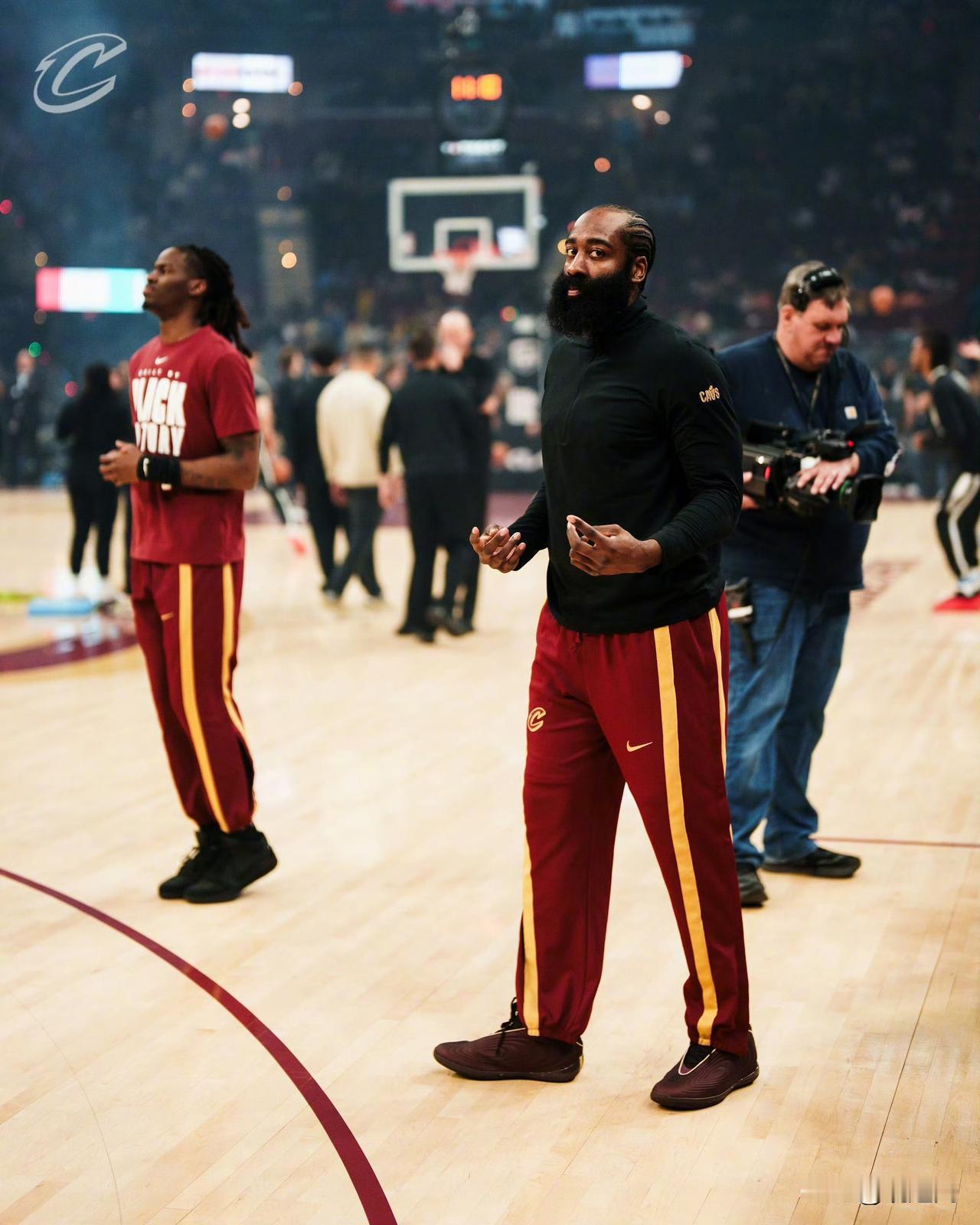 骑士球员正在热身！
休整一周的骑士今天会有什么样的表现，而且今天迎来新的首发阵容