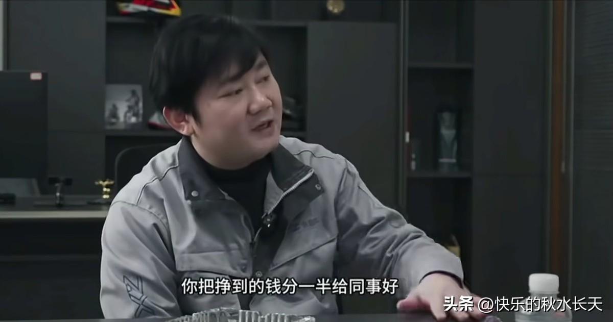 张雪说“给八千微笑才真心”，这话是他专程去胖东来学的。
一个机车品牌老板，功成名