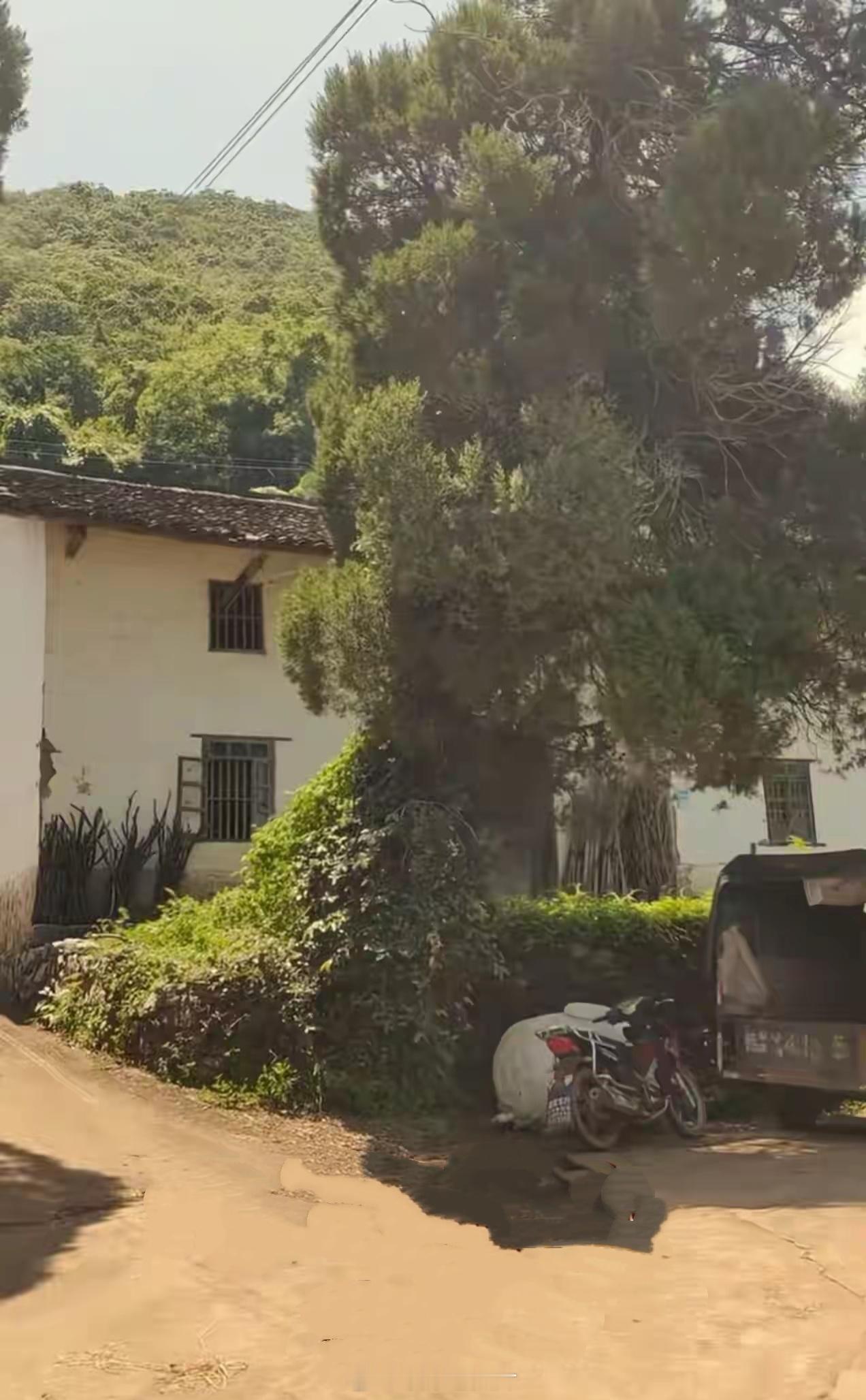 桂林平乐县沙子镇芦笛桥，是数学家王虹的老家，这几天来了十几波人打卡参观，应该很久