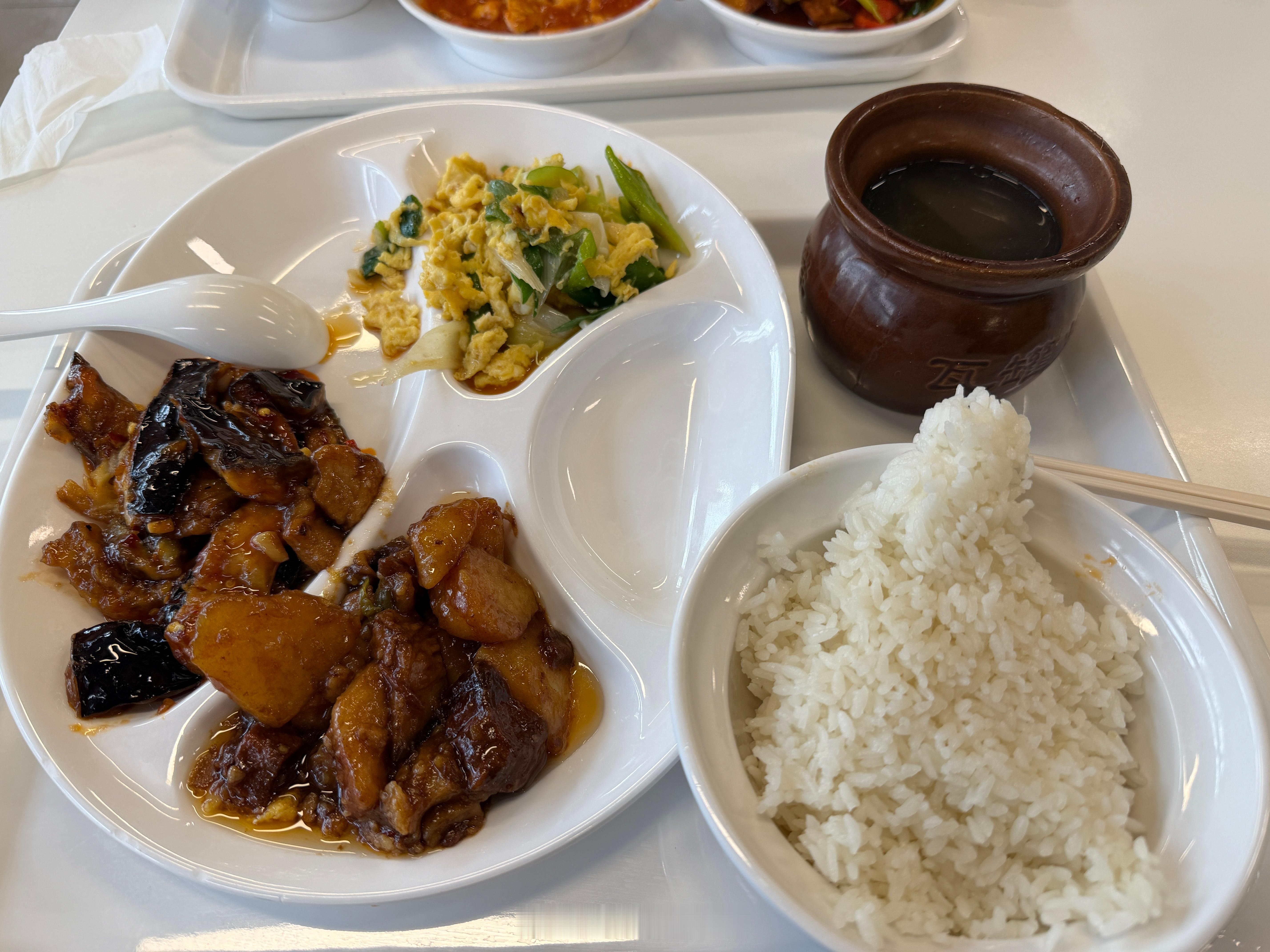 字节跳动100元餐标的免费三餐我哥们天天在某东食堂吃的，全部自选，全部免费，还有