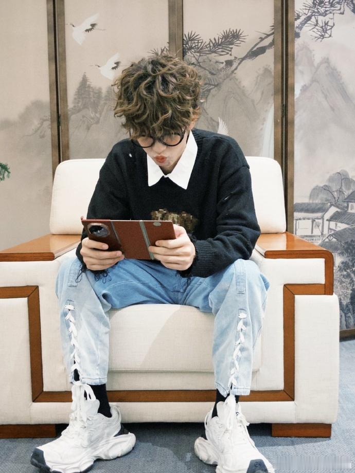 #何浩楠卷发小狗返场##何浩楠卷毛黑框眼镜造型#何浩楠的卷发小狗造型再次登场，卷