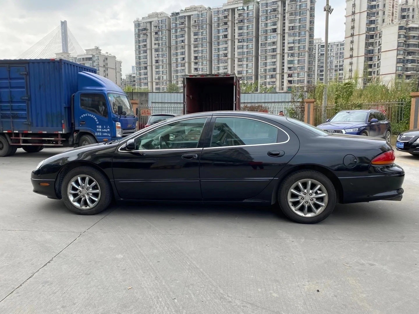 2004年克莱斯勒君王，3.5 V6前置后驱，可遇不可求的存在，就是这外观放现在