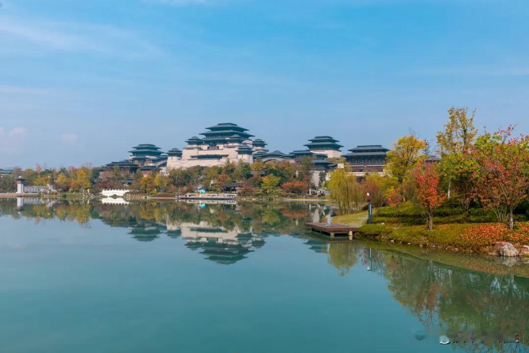 深秋的兴汉胜境，就好似被大自然打翻的调色盘，依然色彩斑斓，缤纷绚丽，在这里，毫不