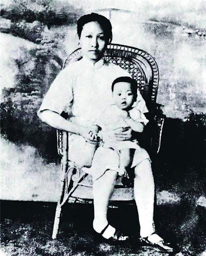 狱中，赵一曼的肚子被灌得鼓了起来，旁边的敌人拍了拍她的肚子，笑着说：“再灌点。”