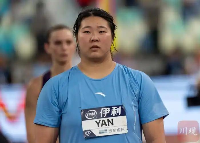 2008年严子怡出生于宁波，在她三年级一次体育课上扔棒球，男生只能扔20多米，她