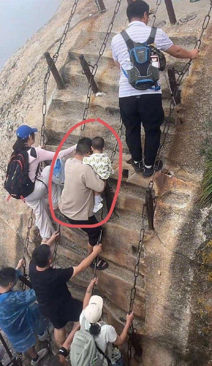 抱着孩子爬山，而且是陡峭的山，你服不服？ ​​​
