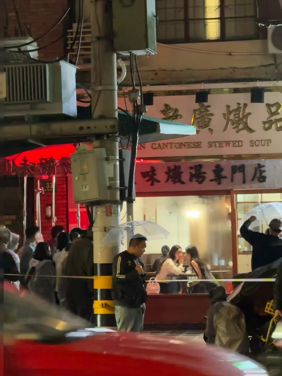 街头偶遇周也王玉雯边吃边聊，这路透和拍电影一样有氛围感！ 