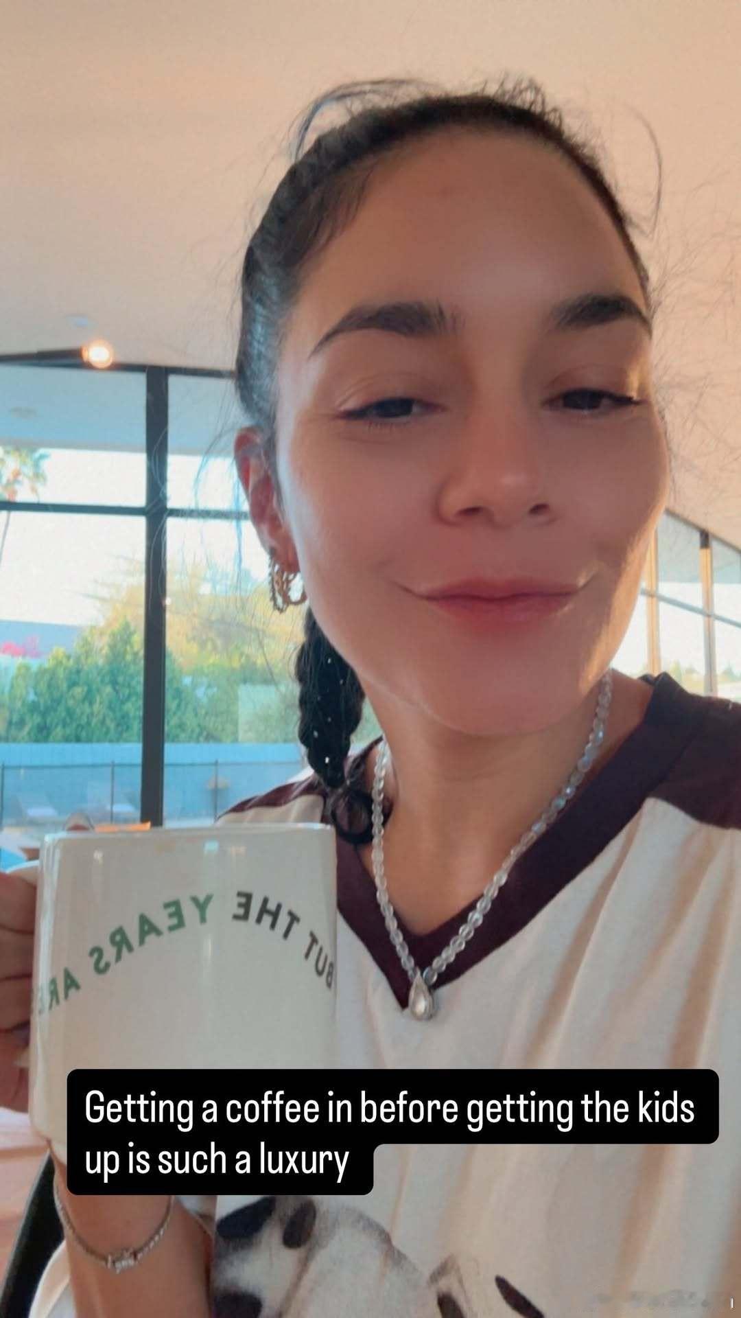 Vanessa Hudgens凡妮莎哈金斯分享当妈生活：喊娃们起床前来杯咖啡是件