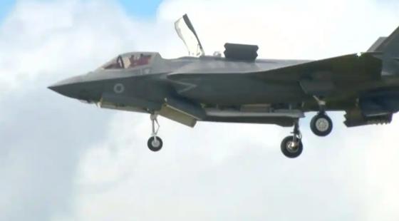 24小时内两架美军F-35在阿曼湾紧急求救，先进战机接连出状况引质疑 
 
当地