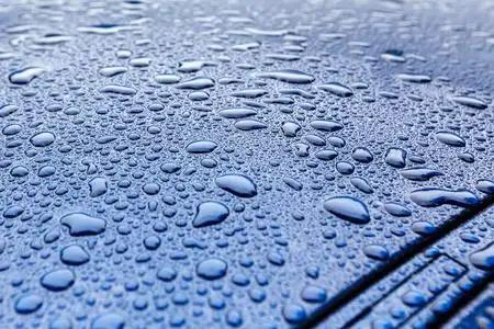 长久以来，人们普遍认为雨水对金属的腐蚀，源于雨滴物理冲刷或是污染物形成的酸雨。但