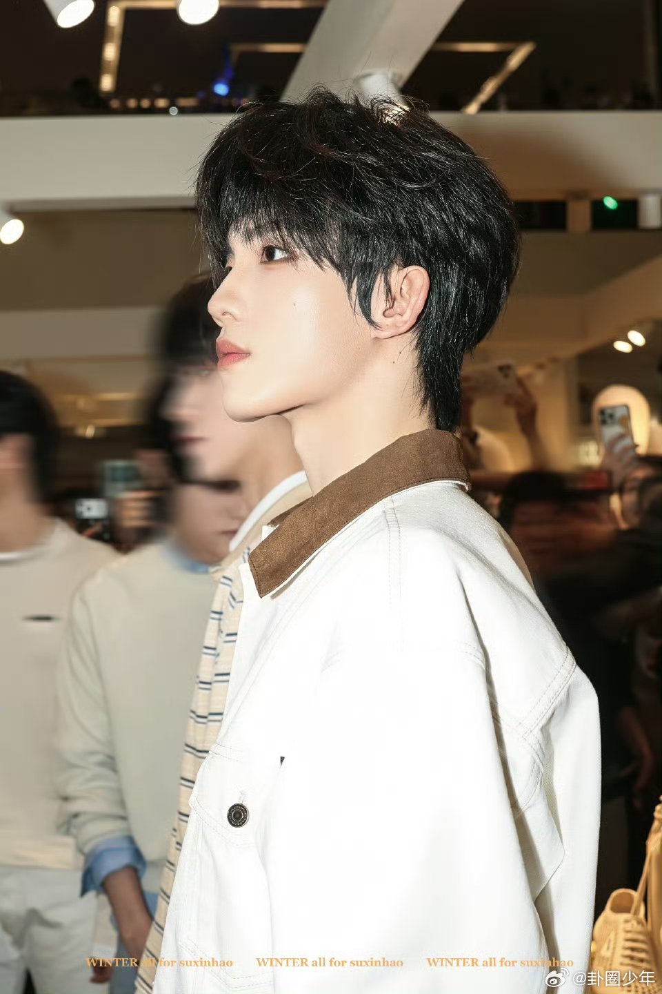 苏新皓春日穿搭范本苏新皓奶油系男孩苏新皓完美诠释春日穿搭美学！PRADA造型清爽