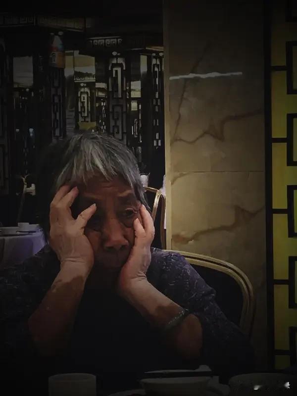 买过一位老太太的菜，我夸赞了她，离开时，并祝福她，她很开心，向我表示感谢。给别人
