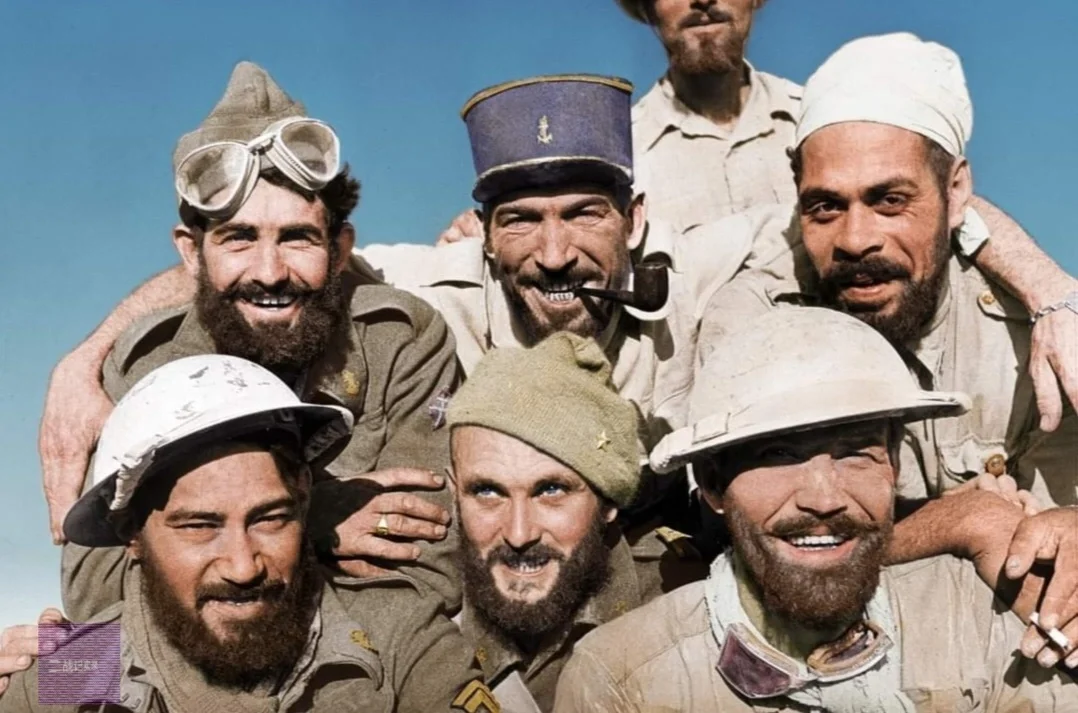 1942年6月，法国士兵离开比尔哈克姆后不久拍摄的照片。这场战斗发生在...
