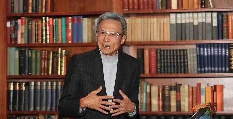 国人对手机的迷恋几乎是无以复加的。无论是在公交、高铁、机场，还是街头巷尾，总有很