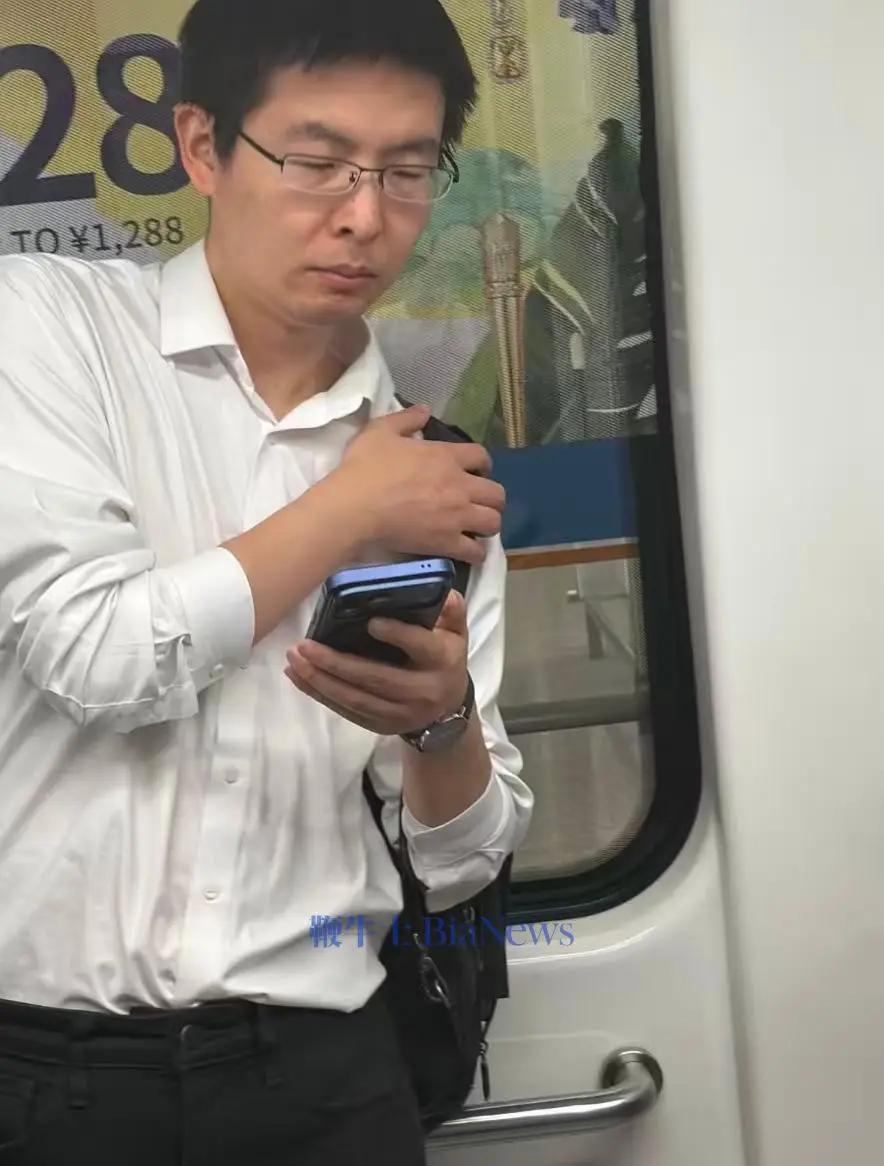 太真实了！近日，有网友在北京机场偶遇王兴兴独自排队乘坐摆渡车，满头白发满脸沧桑，