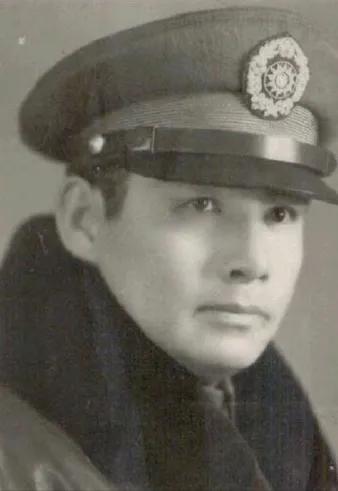 [月亮]1947年张灵甫死在孟良崮，粟裕念其抗日有功下令厚葬，9个被俘的国军将官