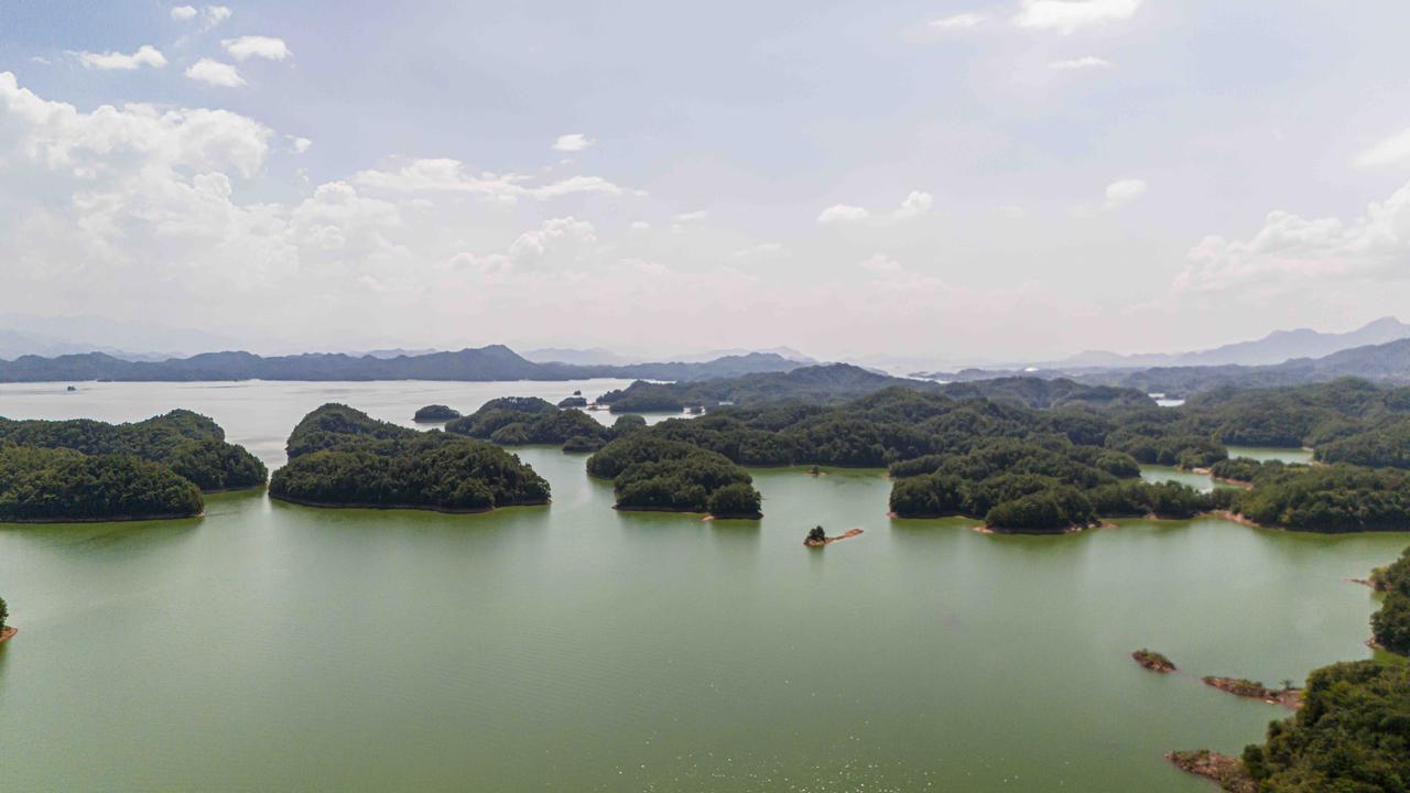 和朋友国庆来千岛湖梅峰岛，体验了一场浪漫又有意义的旅行。
这次的脸绘活动超甜，我