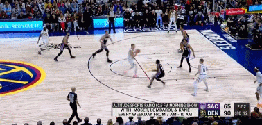 NBA赛场数据：约基奇常规操作，14+14+10，不到三节再次砍下三双，本赛季第