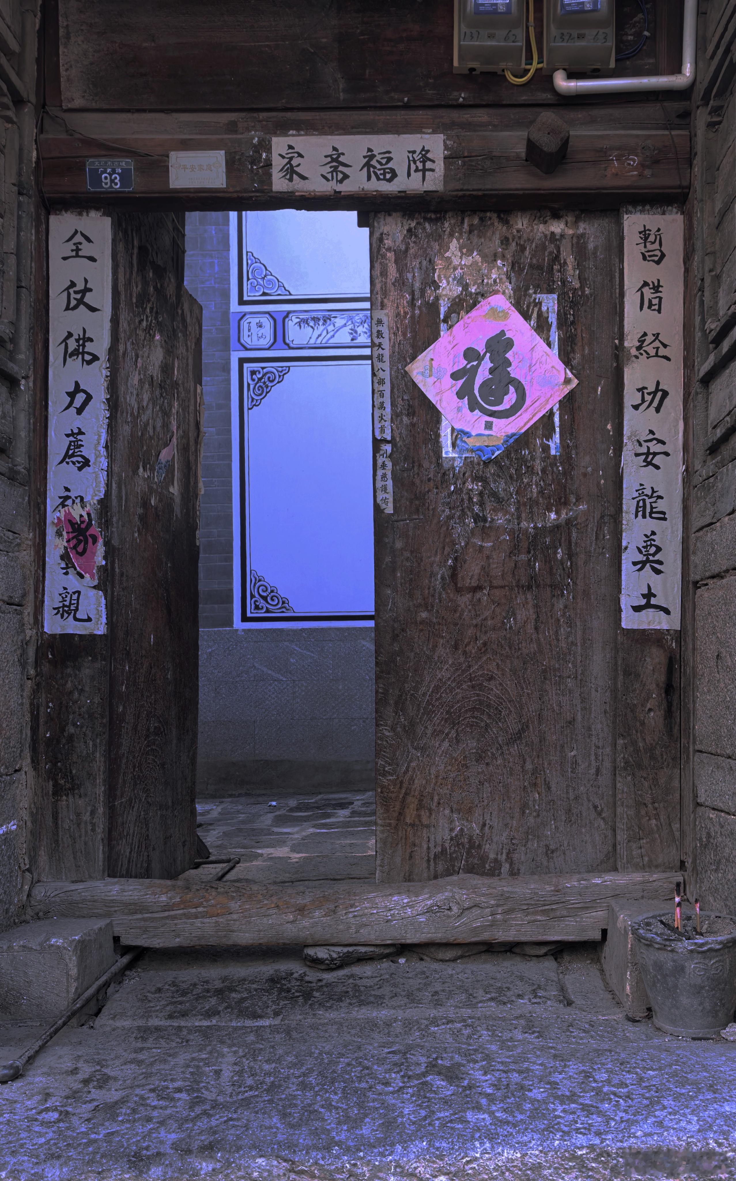 直播的印象派摄影作品已经越来越放飞了（喜欢左边没撕干净的红色一角，原本是盖在上面