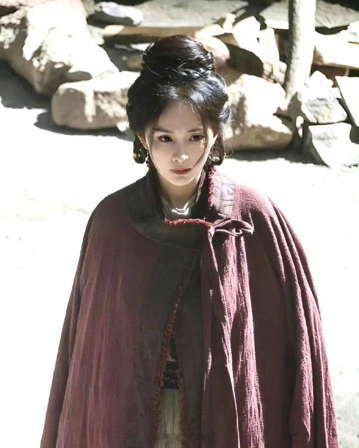 杨幂 冯湮儿这个造型很好看的！ 杨幂红麻衣披风路透