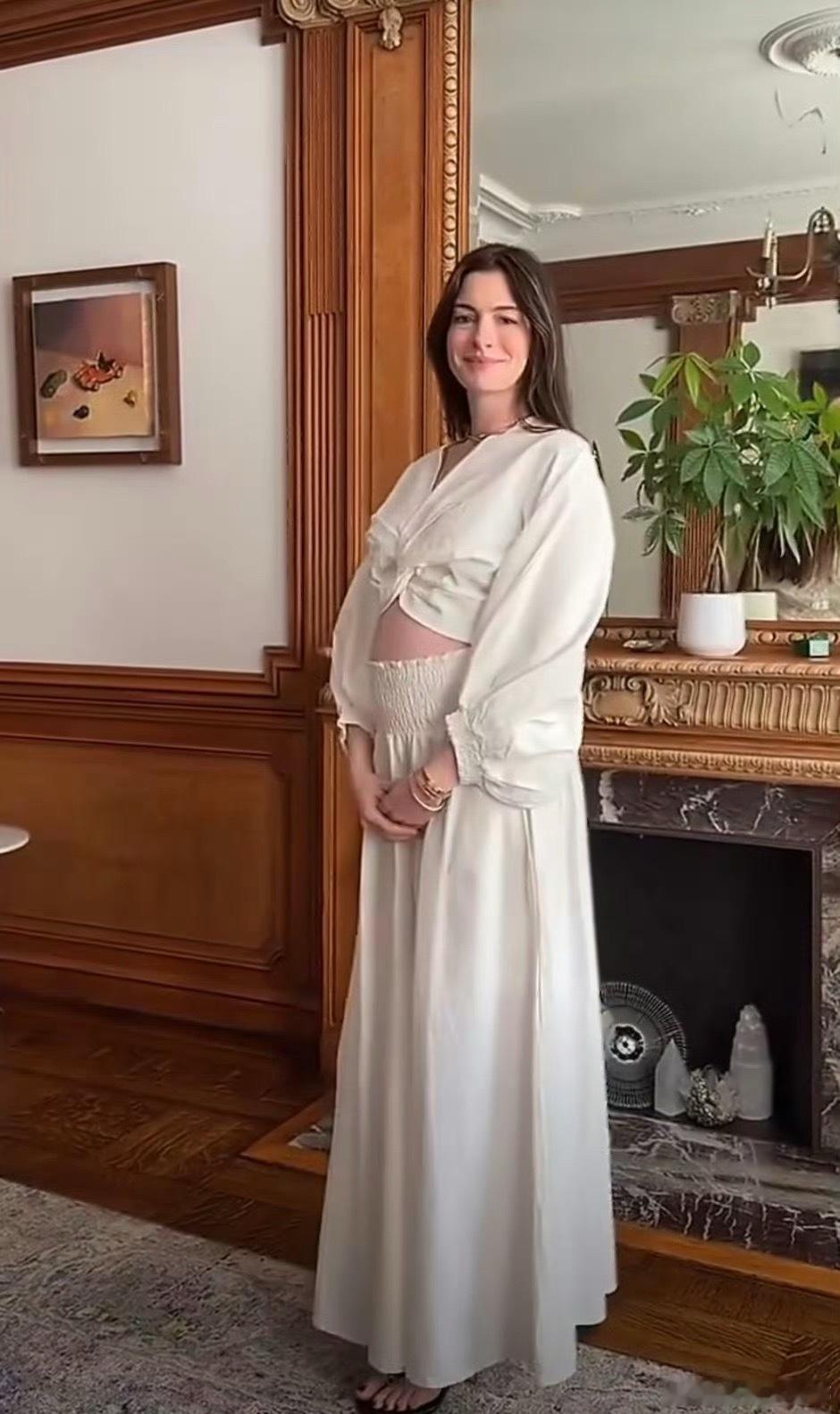 安妮海瑟薇怀三胎安妮·海瑟薇居然都怀三胎了！记忆中她还是《穿普拉达的女王》里那个