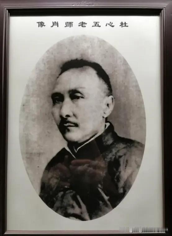 1935年，日军军官土肥原贤二，见大侠杜心五誓死不降，决定公开处决他。行刑的头天