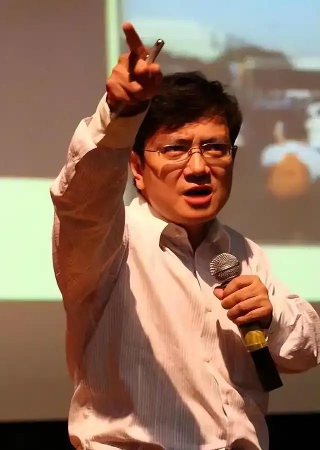 目睹武大的荒唐处理和敷衍态度，我们突然明白为何大家喜爱郑强教授了。现在的中国大学