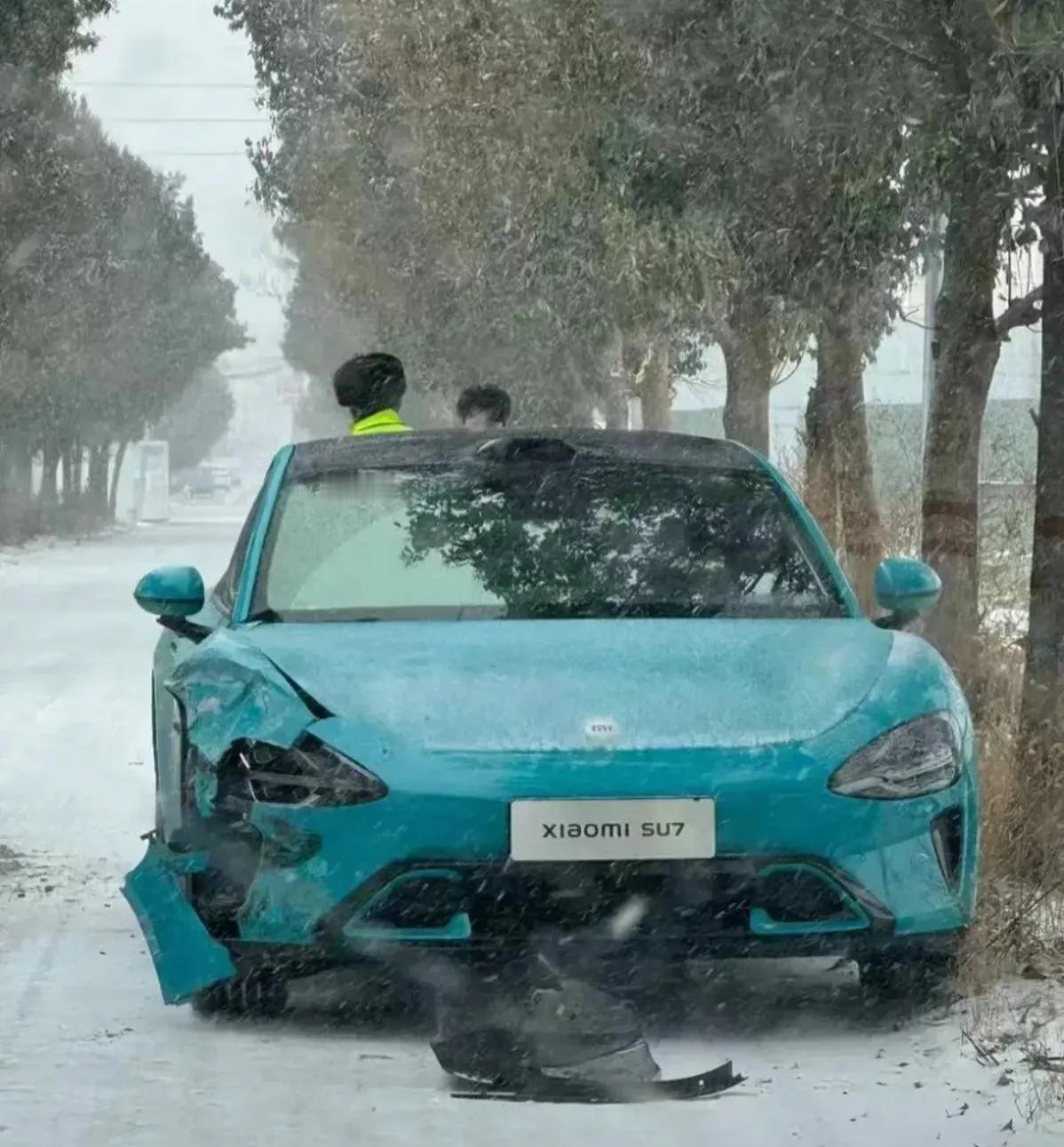 车红是非多，小米汽车全球首撞，不知道是不是雪天路滑的原因，还在测试的小米汽车竟然