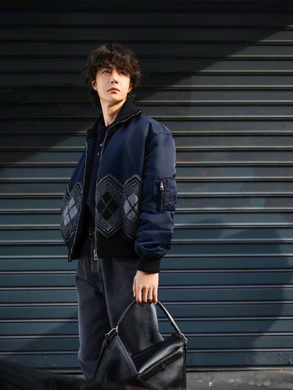 王一博巴黎街头大片来了 卷毛造型你爱了吗 