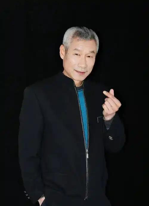 300万能干什么？能买一套房，却买不来一颗感恩的心。刘佩琦养侄子20年掏空积蓄，