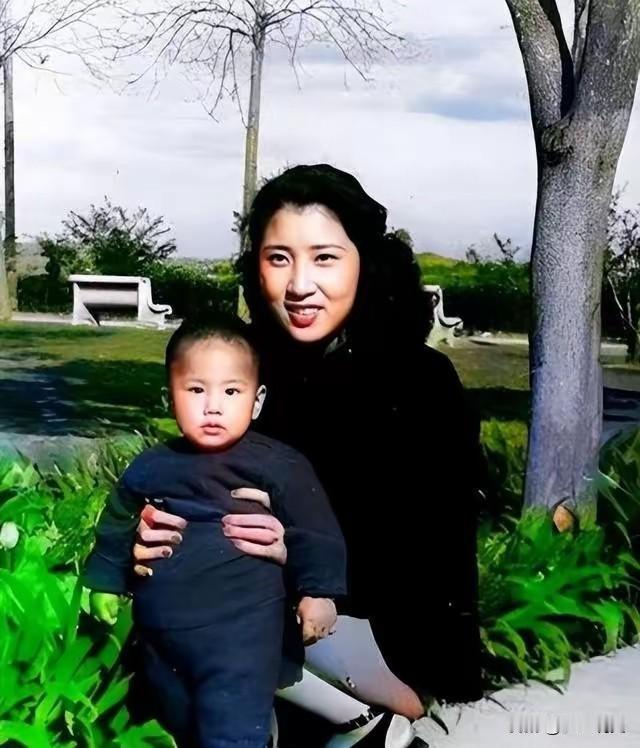 1970年，张甫妻子王玉龄在美国留影，42岁的王玉龄，短发旗袍，腰身纤细，风韵不