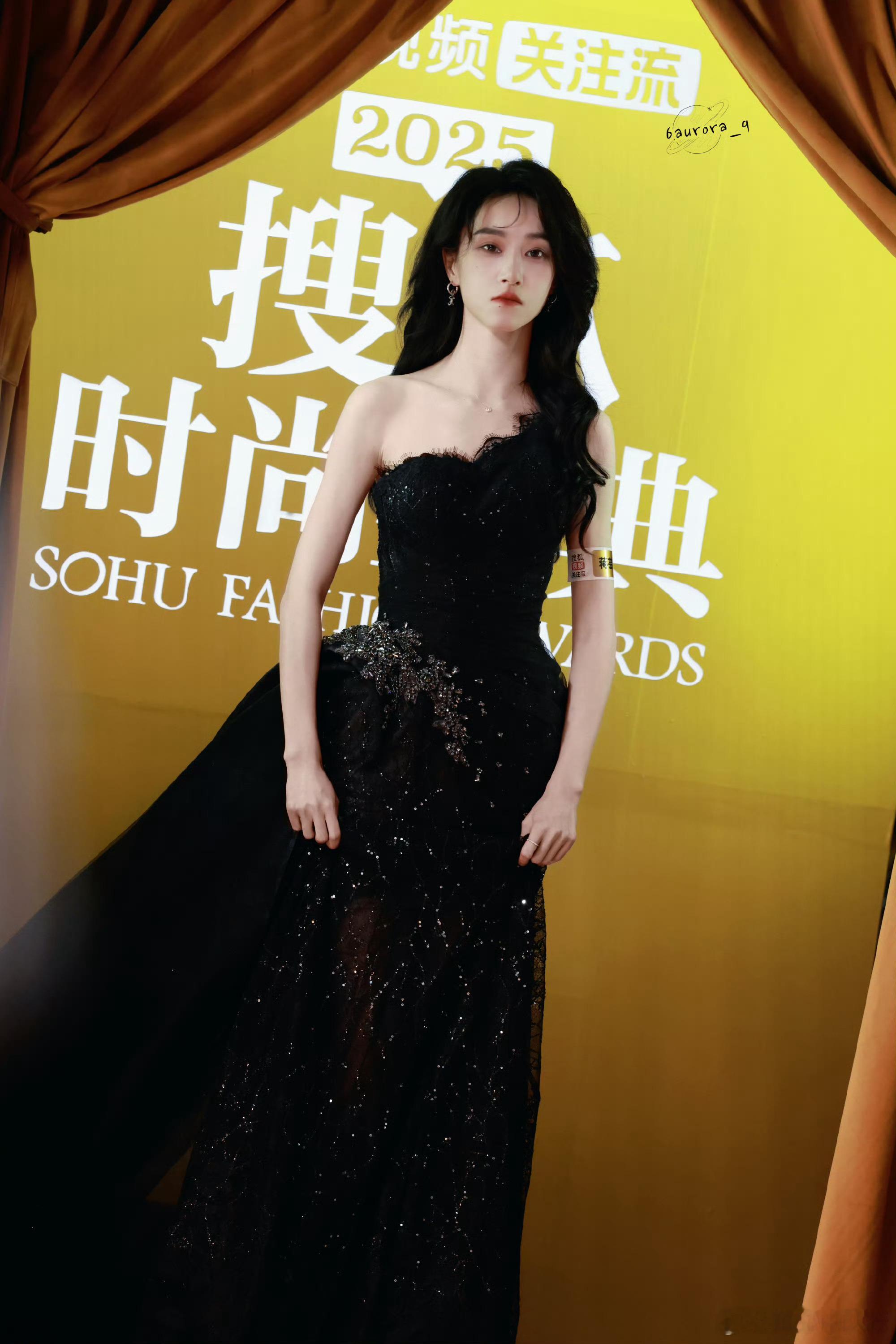 蒋芸 姐感 蒋芸红毯状态绝了！慵懒卷发配冷艳妆容，黑裙自带高级氛围感，利落又气场