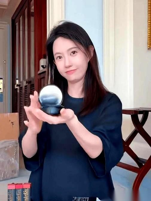 白宇和刘萌萌谈了整整12年，女方最近发了条生日视频，引来了她疑似生产的讨论。
早
