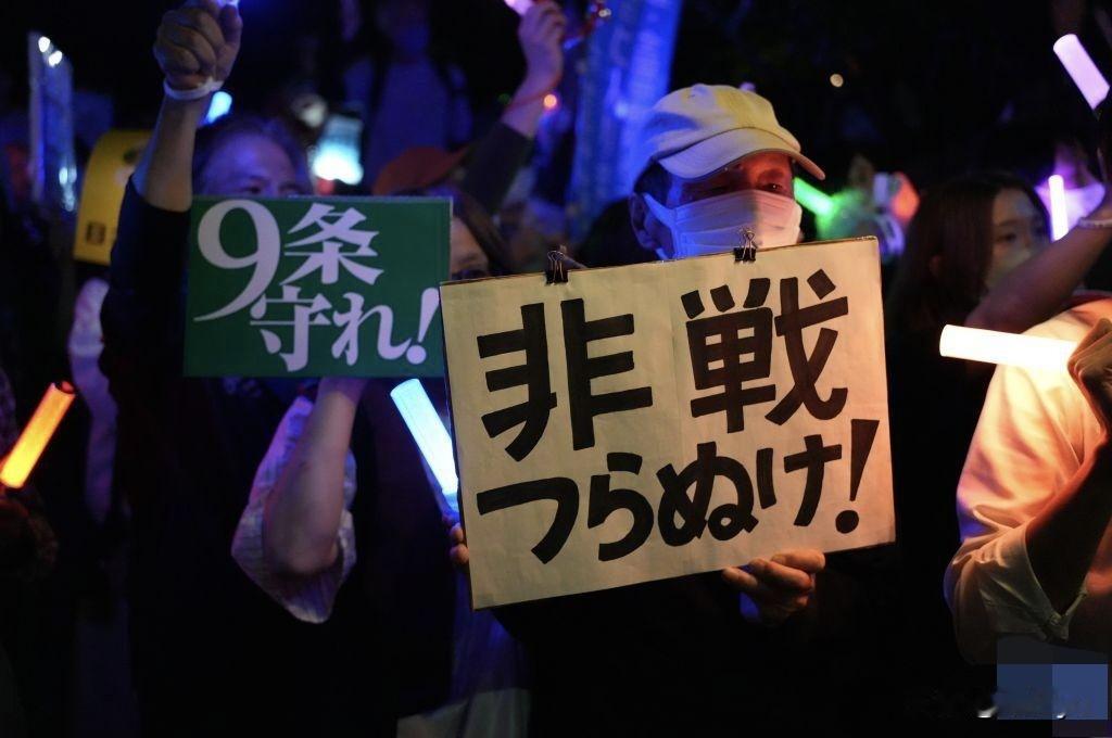 日本万人集会高呼高市早苗下台。10月19日晚，东京上万名日本民众聚集在国会议事堂