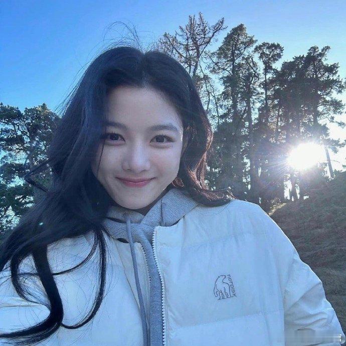 近日，韩国演员金裕贞在访谈中，自曝曾有过极端状态：“曾经一个月待在房间里不出门，