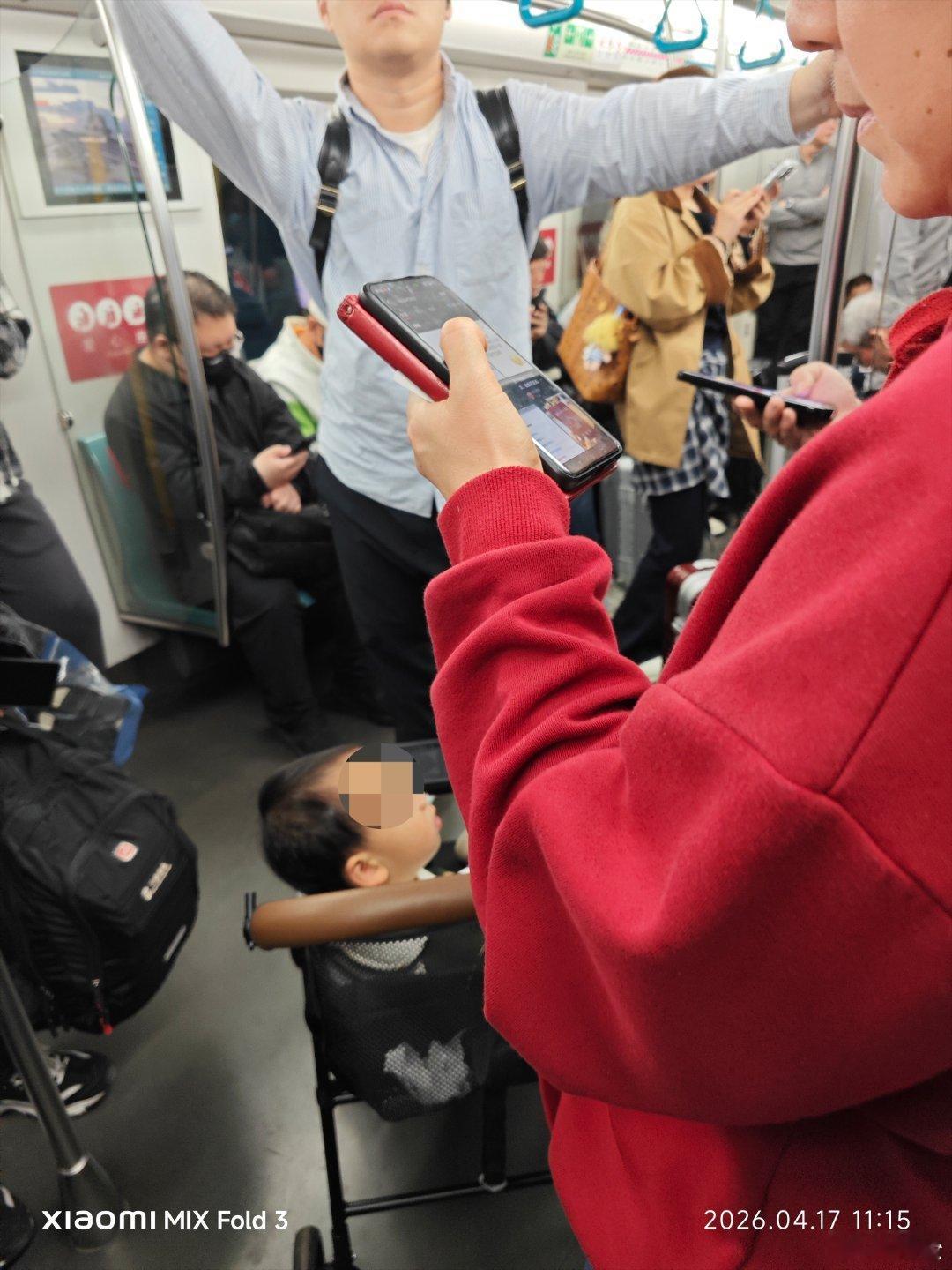 老年痴呆患者的一个状况就是妄想。我每天被妄想缠绕。比如今天坐地铁，车开动时没站稳
