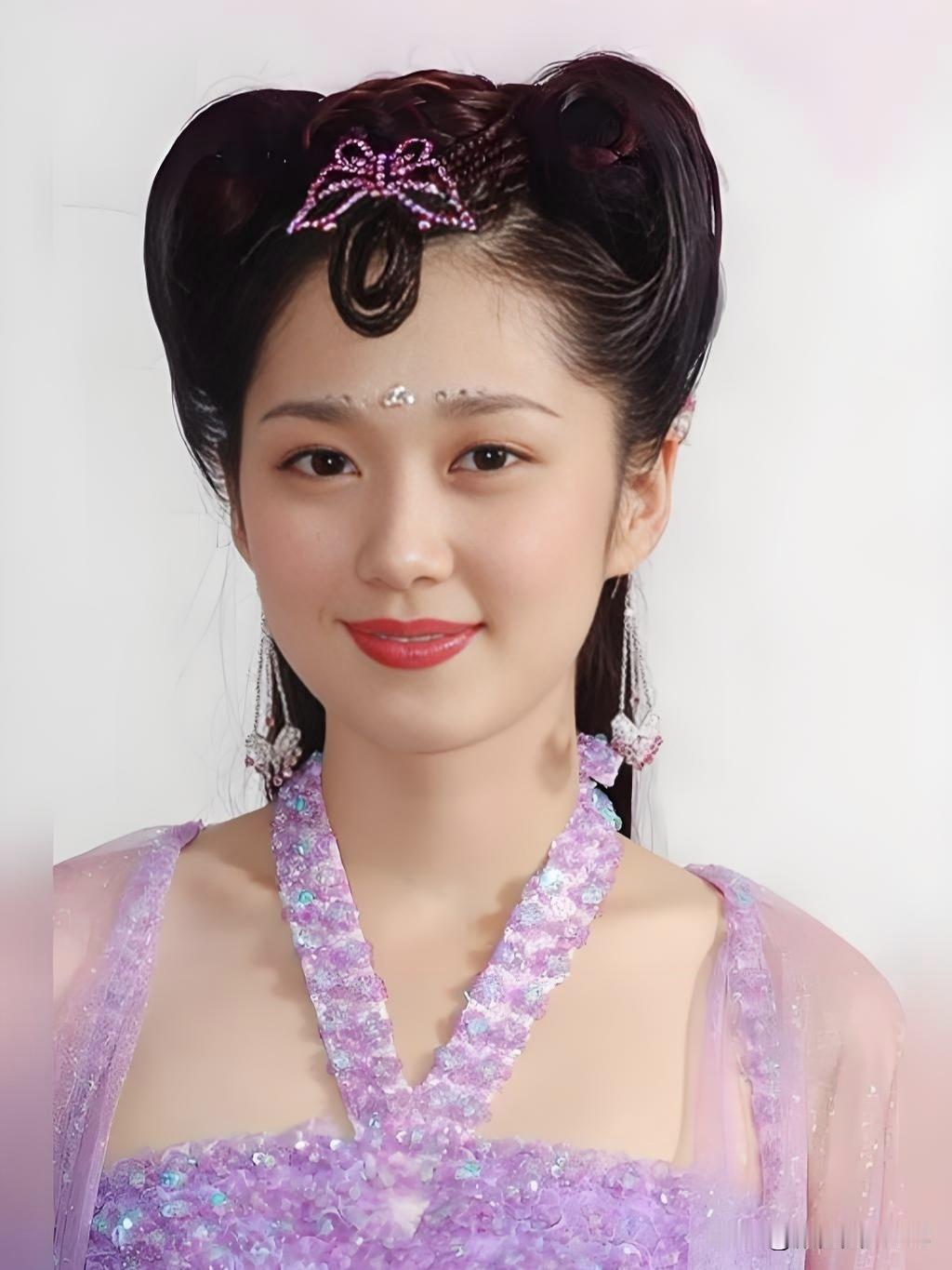 她是古灵精怪的司徒静，也是公认的甜美天花板。红装下藏着侠义心肠，灵动不做作，承包