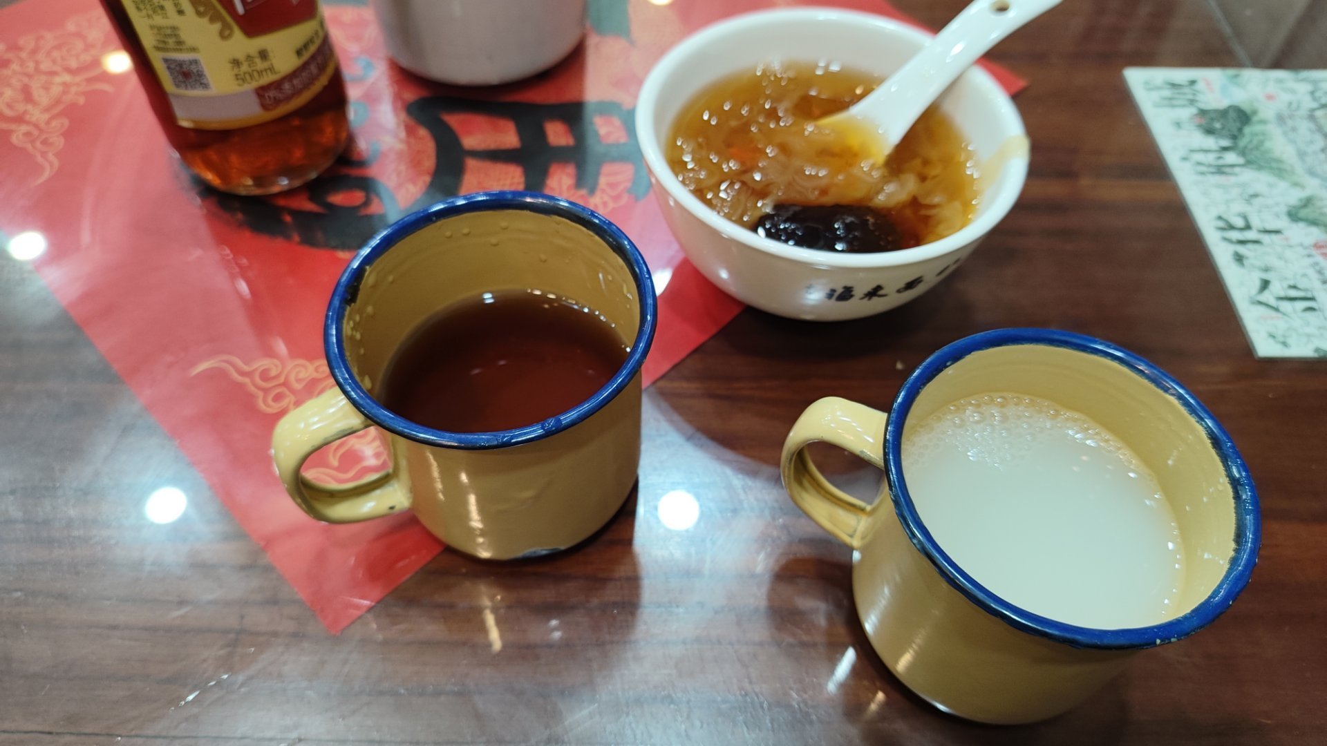 牛肉刀削面和酸鱼片拉面都还蛮好吃的，料很足，面很劲道，还送了银耳、豆奶、红茶，面